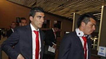 <b>PREPARADO. </b>Reyes, a la izquierda junto a Medel, a la salida de Sevilla. El utrerano está listo para debutar .