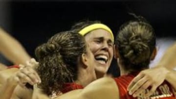 <b>NO SE LO CREÍAN.</b> Las españolas Amaya Valdemoro, Elisa Aguilar y Silvia Domínguez celebran el pase a octavos tras vencer a la anfitriona.