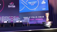 Imagen del escenario de presentaci&oacute;n de la Gran Salida del Giro 2018 junto al Trofeo Senza Fine en Jerusal&eacute;n.