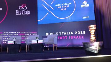 Imagen del escenario de presentaci&oacute;n de la Gran Salida del Giro 2018 junto al Trofeo Senza Fine en Jerusal&eacute;n.