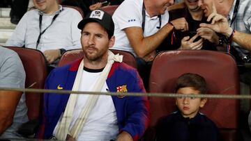 Messi vio el partido en la fila uno con el brazo en cabestrillo