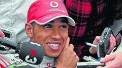 <b>ASEDIADO. </b>Hamilton es el campeón del mundo y se nota en sus apariciones públicas, como en Jerez.