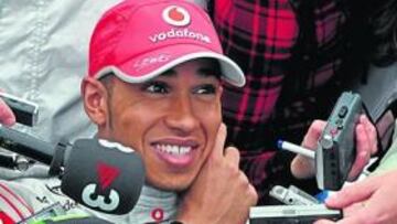 <b>ASEDIADO. </b>Hamilton es el campeón del mundo y se nota en sus apariciones públicas, como en Jerez.