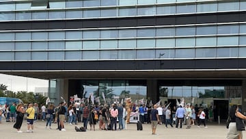 Una representación del sindicato USO se concentra en la Ciudad de la Justicia donde se celebra el juicio.