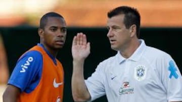 <b>MEDIAS PUNTAS. </b>Dunga, con Robinho en la foto, confía el gol de Brasil a su legión de medias puntas.