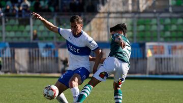 Futbol, Santiago Wanderers vs Universidad Catolica.
Copa Chile 2024.
El jugador de Universidad Catolica, Agustin Farias, izquierda, disputa el balon con Diego Opazo de Santiago Wanderers durante el partido de ida de cuartos de final de la Zona Centro Norte de la Copa Chile realizado en el estadio Elias Figueroa de Valparaiso, Chile.
23/06/2024
Raul Zamora/Photosport
Football, Santiago Wanderers vs Universidad Catolica.
2024 Copa Chile Championship.
Universidad Catolica's player Agustin Farias, left, vies for the ball against Diego Opazo of Santiago Wanderers during the round of 8 match of the Center North zone of the Copa Chile Championship at the Elias Figueroa stadium in Valparaiso, Chile.
23/06/2024
Raul Zamora/Photosport