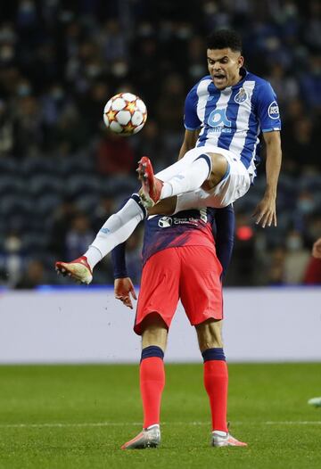 Luis Dí­az con Sime Vrsaljko.