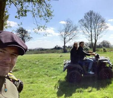 David Beckham se divirtió con sus hijos en un quad