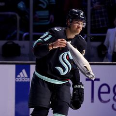 Sprong celebra su MVP con un salmón