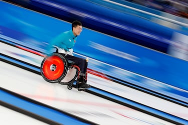 Se juega sin barrer y con los pies sin tocar el hielo, incorporándose a los Paralímpicos en 2006.