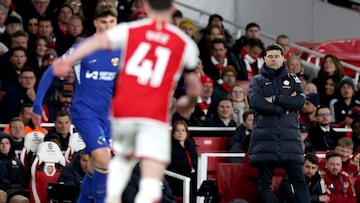 London (United Kingdom), 23/04/2024.- Chelsea manager Mauricio Pochettino watches from the touchline during the English Premier League soccer match of Arsenal FC against Chelsea FC, in London, Britain, 23 April 2024. (Reino Unido, Londres) EFE/EPA/ANDY RAIN EDITORIAL USE ONLY. No use with unauthorized audio, video, data, fixture lists, club/league logos, 'live' services or NFTs. Online in-match use limited to 120 images, no video emulation. No use in betting, games or single club/league/player publications.
