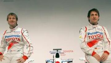 <b>ÚLTIMA OPORTUNIDAD. </b>Kobayashi, Trulli y Glock posan en Colonia junto al arma con el que Toyota quiere acercarse a los puestos de cabeza.