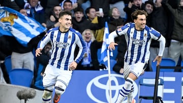 Ander Barrenetxea celebra su gol marcado al Villarreal en Anoeta junto con Mikel Goti.
