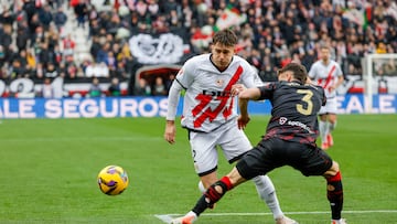 Ratiu disputa un balón con Pedrosa.