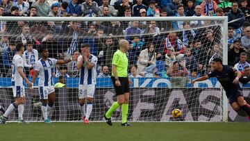 LEGANÉS (MADRID), 15/02/2025.- Los jugadores del Leganés se lamentan tras encajar el tercer gol del Alavés, durante el partido de la jornada 24 de la LaLiga EA Sports, disputado este sábado en el estadio de Estadio de Butarque de Leganés (Madrid).- EFE/ Zipi