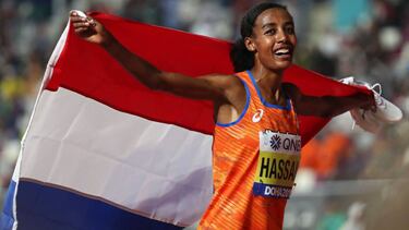 Sifan Hassan celebra su oro en los 10.000 metros,