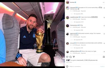 Argentina disfruta de la Copa del Mundo en el avión de vuelta a casa