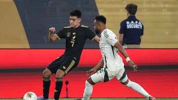 Jun 28, 2025; Glendale, Arizona, USA; Mexico midfielder Gilberto Mora (7) and Saudi Arabia defender Ali Majrashi (26) battle for the ball in the first half during a quarterfinal match of the 2025 Gold Cup at State Farm Stadium. Mandatory Credit: Rick Scuteri-Imagn Images