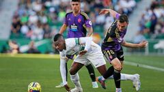 ELCHE, 11/03/2023.- El delantero del Valladolid Óscar Plano (d) disputa el balón ante Helibelton Palacios, defensa colombiano del Elche durante el partido de Liga que el Elche y el Valladolid disputan este sábado en el estadio Martínez Valero de Elche. EFE / Manuel Lorenzo
