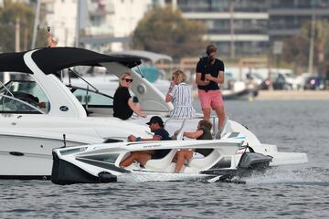 El piloto alemán campeón del mundo de Fórmula 1 en 2016 se ha puesto a los mandos de un nuevo y divertido transporte acuático llamado Quadrofoil.