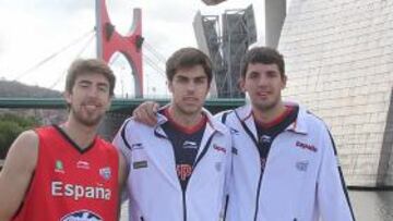 <b>EN EL GUGGENHEIM. </b>Jódar, Gil y Mirotic, frente al museo bilbaíno.