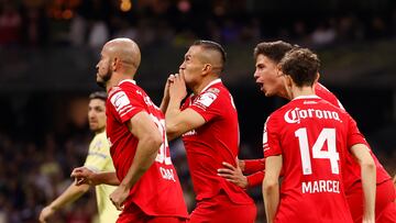 MEX00. CIUDAD DE MÉXICO (MÉXICO), 22/10/2022.- Jugadores de Toluca celebran una anotación ante América hoy, sábado 22 de octubre de 2022, durante un partido de vuelta de las semifinales del Torneo Apertura del fútbol mexicano realizado en el Estadio Azteca de la Ciudad de México. EFE/José Méndez