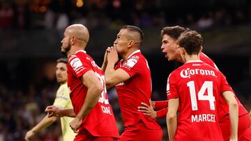 MEX00. CIUDAD DE MÉXICO (MÉXICO), 22/10/2022.- Jugadores de Toluca celebran una anotación ante América hoy, sábado 22 de octubre de 2022, durante un partido de vuelta de las semifinales del Torneo Apertura del fútbol mexicano realizado en el Estadio Azteca de la Ciudad de México. EFE/José Méndez
