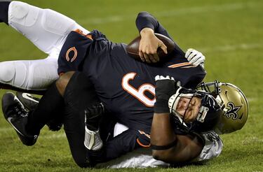 Los Chicago Bears cayeron en la prórroga ante los New Orleans Saints igual que en la imagen su quarterback Nick Foles cae ante David Onyemata, tackle defensivo del equipo de Louisiana. El quarterback de los Saints, Drew Brees, volvió a batir el record total de pases de touchdown apenas una semana después de que Brady se lo arrebatara.