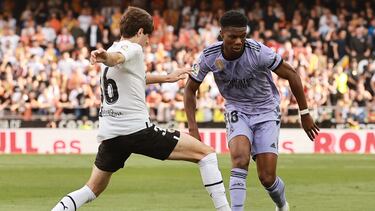 (L) vies with Real Madrid's French defender Aurelien Tchouameni Valencia's Spanish midfielder Javier Guerraduring the Spanish league football match between Valencia CF and Real Madrid CF at the Mestalla stadium in Valencia on May 21, 2023. (Photo by JOSE JORDAN / AFP)