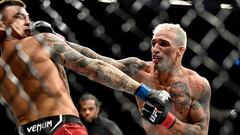 Charles Oliveira golpea a Dustin Poirier en el UFC 269.