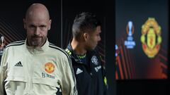 SAN SEBASTIÁN, 02/11/2022.- El entrenador del Manchester United Erik ten Hag (i) y el centrocampista brasileño Carlos Henrique Casemiro (d) durante la rueda de prensa que han ofrecido este miércoles en el Reale Arena, donde mañana disputarán un partido de la Liga Europa con la Real Sociedad. EFE/ Javier Etxezarreta
