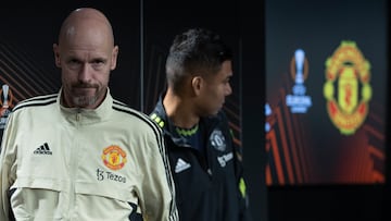 SAN SEBASTI?N, 02/11/2022.- El entrenador del Manchester United Erik ten Hag (i) y el centrocampista brasile?o Carlos Henrique Casemiro (d) durante la rueda de prensa que han ofrecido este mi¨¦rcoles en el Reale Arena, donde ma?ana disputar¨¢n un partido de la Liga Europa con la Real Sociedad. EFE/ Javier Etxezarreta