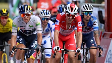 Ben O'Connor cruza junto a Florian Lipowitz la meta de Padrón.