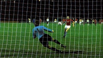 Panenka lanza su famoso penalti en la Eurocopa de 1976.