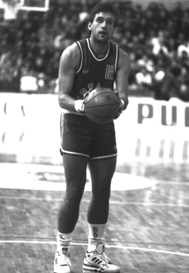 Su madre, Clara Aguirregabiria, era natural de Ortuella (Vizcaya), pero emigró a Rusia durante la Guerra Civil en el barco El Habana, que partió de Santurtzi con más de 4.000 niños y niñas. Chechu comenzó a jugar en el Dinamo de Moscú hasta que fichó por el Real Madrid en 1984. Llegó a la capital española con 20 años y pidió el pasaporte español, aunque no pudo debutar con la Selección hasta tres años después por la normativa FIBA. Disputó 57 partidos con España y estuvo en los Juegos de Barcelona 92. Con el Madrid disputó 11 temporadas en las que ganó una Euroliga, dos Recopas, una Copa Korac, cuatro Ligas y cuatro Copas.