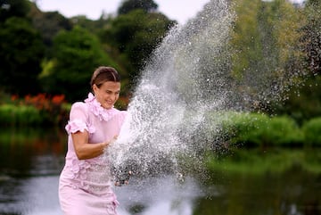 Aryna Sabalenka abriendo una botella de champán agitada durante la sesión de fotos como campeona del Abierto de Australia en los Jardines Reales de Melbourne.