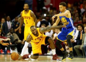 El jugador de los Cavaliers LeBron James y Stephen Curry, de los Warriors,  durante el cuarto partido de la serie final de la NBA