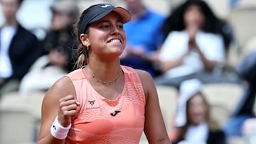 Jessica Bouzas celebra su triunfo contra Emma Navarro en Roland Garros.