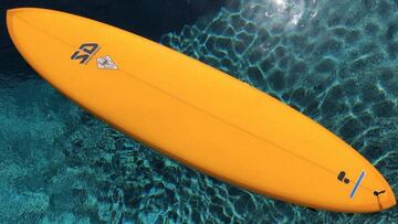 Tabla de surf naranja con una capa de GryptaLite, el invento que no necesita parafina para que los pies se agarren al surfear. 