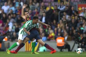 El centrocampista del FC Barcelona Sergio Busquets (i) disputa la posición con el centrocampista del Real Betis José Antonio Delgado, "Nono" (d).