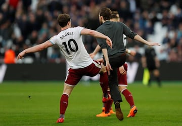 Tras la derrota de 0-3 ante el Burnley, seguidores de los Hammers ingresaron al campo para recriminar a sus jugadores.