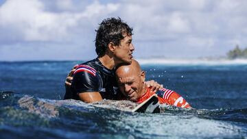 Kelly Slater abraz&aacute;ndose a Seth Moniz tras ganar la final del Billabong Pro Pipeline el 5 de febrero del 2022 en Haleiwa, Haw&aacute;i. 