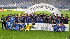 Soccer Football - AFC Champions League Final - Persepolis v Ulsan Hyundai FC - Al Janoub Stadium, Al Wakrah, Qatar - December 19, 2020 Ulsan Hyundai FC players celebrate with the trophy after winning the AFC Champions League REUTERS/Ibraheem Al Omari