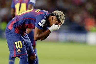 Lamine Yamal del FC Barcelona decepcionado durante el partido de la UEFA Champions League entre el FC Barcelona y el Paris Saint Germain en el Estadio Olímpico Lluis Companys.