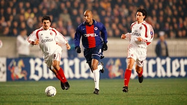 Nicolas Anelka tuvo dos etapas como jugador en el Paris Saint-Germain. Anelka se formó en la cantera del PSG e hizo su debut profesional con el club a la edad de 16 años. Sus oportunidades en el primer equipo fueron limitadas en esta fase inicial, antes de ser traspasado al Arsenal de Inglaterra. En el 2000 llegó su segunda etapa cuando fichó por el PSG procedente del Real Madrid, con un traspaso considerable para la época.