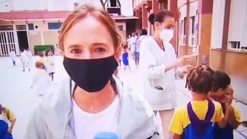 Un niño besa en el ojo a otro mientras la reportera dice que "no ha habido besos ni abrazos"