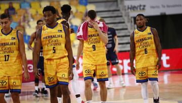 Los jugadores del Herbalife Gran Canaria se van cabizbajos de la cancha tras perder frente al MoraBanc Andorra.