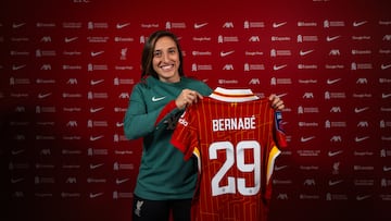 Alejandra Bernabé posa con la camiseta del Liverpool, al que llega cedida por el Chelsea.