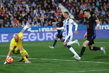 0-1 Centro raso de Raphinha al corazón del área, el defensa pepinero se lanza al suelo, y con su pierna derecha, manda el balón dentro de su propia portería. Marko Dmitrovic no puede hacer nada para detener el esférico.