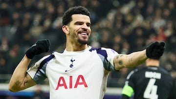 Solanke celebra su gol al Eintracht.